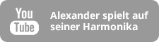 Alexander spielt auf seiner Harmonika